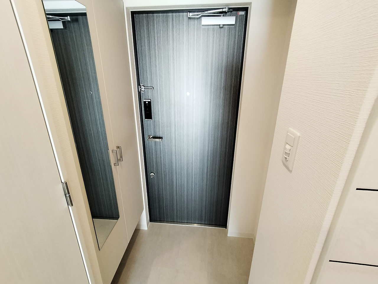 マイナビSTAY弁天町ルシェンテ 703 玄関